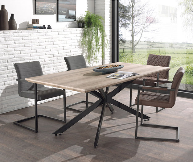 Eethoek Timber tafel met vier armstoelen